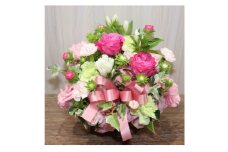 ＜ピンク系:バラ、トルコキキョウ+季節のお花＞生花アレンジメント【1379827】