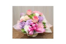 ＜ピンク・パープル系:バラ、トルコキキョウ+季節のお花＞生花アレンジメント【1379828】