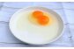 卵を割ってみるとぷっくりとした黄色い黄身が！！
箸で黄身を割ってみるとさらに濃い黄色が！！