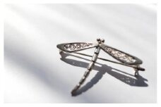 銀線細工唐草とんぼブローチ 〈  アクセサリー シルバー 950 ジュエリー 銀線細工 唐草 工芸品 職人 おしゃれ トンボ レディース メンズ 父の日 母の日 誕生日 記念日 お祝い ギフト プレゼント 結婚式 パーティ イベント フォーマル 〉