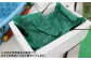 海水を含ませた紙で包んだサザエを、保冷剤と共に発泡スチロールに詰めて活きたまま発送いたします。