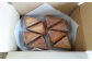 個包装のチーズケーキを8個詰めでお届けいたします。