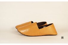 【KUTSUNE〈クツネ〉】ルームシューズ（革製・バブーシュタイプ） (サイズ：S(22.5-23.0cm)、カラー：黄)