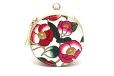 【文庫屋大関】マカロンポーチ 椿【皮革工芸品】 ポーチ ミニポーチ 小物入れ アクセサリー入れ イヤホン入れ 収納 保管ケース 手のひらサイズ  本革 革 皮革 工芸品 工芸 雑貨 ギフト プレゼント 日本製 東京 [№5619-2232]