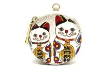 【文庫屋大関】マカロンポーチ 招き猫【皮革工芸品】 ポーチ ミニポーチ 小物入れ アクセサリー入れ イヤホン入れ 収納 保管ケース 手のひらサイズ  本革 革 皮革 工芸品 工芸 雑貨 ギフト プレゼント 日本製 東京 [№5619-2260]