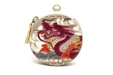 【文庫屋大関】マカロンポーチ 龍＜ワイン＞【皮革工芸品】 ポーチ ミニポーチ 小物入れ アクセサリー入れ イヤホン入れ 収納 保管ケース 手のひらサイズ  本革 革 皮革 工芸品 工芸 雑貨 ギフト プレゼント 日本製 東京 [№5619-2264]