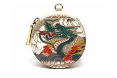 【文庫屋大関】マカロンポーチ 龍＜緑＞【皮革工芸品】 ポーチ ミニポーチ 小物入れ アクセサリー入れ イヤホン入れ 収納 保管ケース 手のひらサイズ  本革 革 皮革 工芸品 工芸 雑貨 ギフト プレゼント 日本製 東京 [№5619-2265]