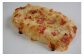 ●たっぷりチーズパン　ハード系の平焼きパンの上にミックスチーズ、プロセスチーズ、ブロックベーコンなどがたっぷりのっています。