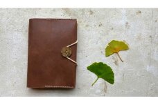  イチョウモチーフのボタンの革のブックカバー（茶色）| ブックカバー 読書 本 グッズ レザー おしゃれ 贈答用 送料無料 東京 八王子
