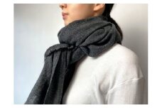 羽のように軽いエアリーウールストール（チャコールグレー）| ショール ウール 軽量 グレー 防寒 ギフト おしゃれ 高品質 送料無料 東京 八王子
