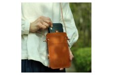 SKLO 肩掛けシンプルスマートフォンポーチ　Camel