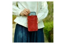 SKLO 肩掛けシンプルスマートフォンポーチ　Red