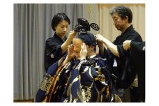 能楽師による能装束着附け＆能舞台の上で写真撮影