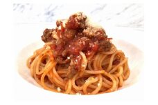 人気のクラシックなミートソーススパゲッティを含むランチコース　1名様分