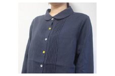 北鎌倉のアトリエよりお届け フレンチリネンのピンタックブラウス【カラー：紺】