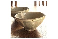 粉引き夫婦茶碗グレー  使い込むほど味が出てくる粉引き。薄くかかった白化粧と鉄粉が美しいうつわ　2個【1278063】