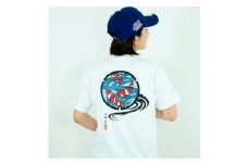 小千谷市マンホールTシャツ（白） 【Sサイズ】 錦鯉バックプリント TAK JAPAN 【0037-0003SV01-01】