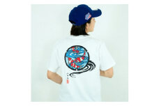 小千谷市マンホールTシャツ（白） 【XLサイズ】 錦鯉バックプリント TAK JAPAN 【0037-0003SV04-01】