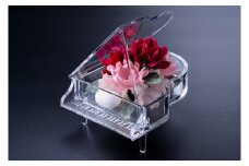 【まゆ玉から生まれる花　まゆ花（別名：シルクフラワー）】　まゆ花と透明感のあるアクリルピアノのアレンジ B4123