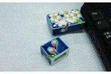 USBメモリ　紺地桜