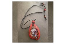 金と貝蒔絵楕円型赤ペンダント