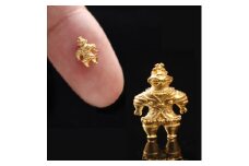 ＜Do＿goods＞純金製! 指先に乗る米粒サイズの「遮光器土偶」 659-979_goods＞純金製! 指先に乗る米粒サイズの「遮光器土偶」 659-979【1565331】