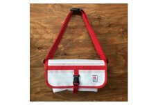 11-58R　【SUWAプレミアム】FIRE HOSE PRODUCTS　ボディバッグ　ホワイト（L）（パイピングカラー：赤）／信州諏訪ガラスの里