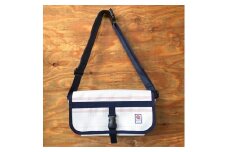 11-58G　【SUWAプレミアム】FIRE HOSE PRODUCTS　ボディバッグ　ホワイト（L）（パイピングカラー：緑）／信州諏訪ガラスの里