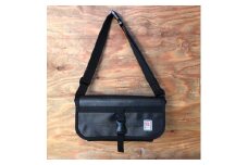 11-59BL　【SUWAプレミアム】FIRE HOSE PRODUCTS　ボディバッグ　ブラック（L）（パイピングカラー：青）／信州諏訪ガラスの里
