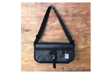 11-59DB　【SUWAプレミアム】FIRE HOSE PRODUCTS　ボディバッグ　ブラック（L）（パイピングカラー：こげ茶）／信州諏訪ガラスの里