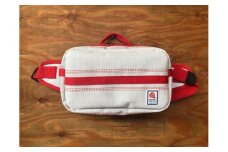 11-63BL　【SUWAプレミアム】FIRE HOSE PRODUCTS　ウエストバック　ホワイト（パイピングカラー：青）／信州諏訪ガラスの里