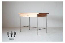 ベーシックなウッドデスク  『mina no mori Desk B(SUSFrame)　〈ミナノモリ デスクB（ステンレスフレーム）〉』　信州南相木村産カラマツを使用したベーシックなデスク。学習机や書斎・リビングなど様々な用途で永くご利用頂きたいベーシックなウッドデスクです。