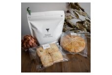 自家焙煎スペシャルティコーヒー中浅煎りブレンド(粉)と胡桃焼き菓子のセット【1140835】