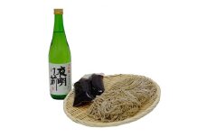 蕎麦処新兵ヱの「手打ち生蕎麦」と「夜明け前厳寒仕込大吟醸」のセット【1052241】