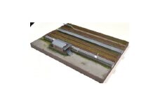 Nゲージ用 鉄道模型用ジオラマ展示台 37×26cm 木造駅舎とホームと2線ヤード【1590462】