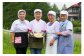 麻績村のおかあさん達が「おやき」をひとつひとつ手作りしています