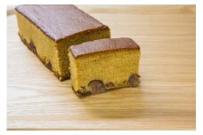 明治40年創業の老舖栗菓子店 松月堂 黒糖風味のかすてらに渋皮付きの甘露煮栗を入れ焼きあげた「しぶかわ栗かすてら」 F4N-0178