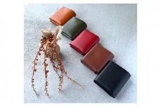 [№5308-7067]0227本革 ノンステッチの二つ折りミニ財布 栃木レザー　グリーン