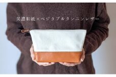 [№5308-7196]0310美濃和紙から作られた紙布とイタリア生まれのベジタブルタンニンレザーで仕立てたポーチ　キャメル