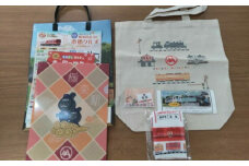 明知鉄道関連品グッズ4点とクーポン券1枚 / タオル トートバッグ ピンバッジ クリアファイル 乗車体験 / 恵那市 / 明知鉄道 [AUAC001]