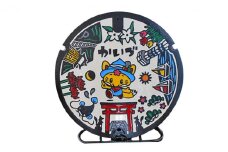 [№5533-0167]カラーマンホール鉄蓋「かいづっち」（展示スタンド付）