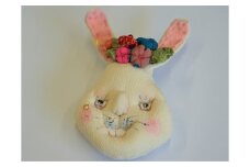 縮緬古布で手作りされた うさぎのブローチ (262)