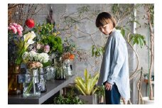 遠州織物ネップミックスダンガリーVネックブラウスべっ甲カラーボタン【カラー：Blue grey  White、サイズ：2】