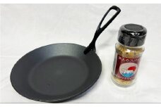 鍛造 フライパン （ ハンドル ・ ケース付き ）＆ 鉄人のスパイス 70g スパイス 調味料 調理器具 アウトドア キャンプ 鉄 焚き火 直火