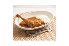 ＜食卓が騒然＞骨付きモモ丸ごと1本!ビジュアル系チキンカレー/六ツ美のあの肉カレー辛口(5個セット)【1276204】