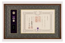 「額縁」勲記・勲章額　朱里桜/木地