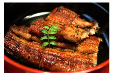【通常発送】三河産うなぎ「蒲焼冷凍×3尾(350g～370g)」≪冷凍≫  西尾市 国産うなぎ 蒲焼き 鰻 ウナギ たれ付き 山椒付き 惣菜 愛知養魚 海鮮 愛知県 丑の日 土用の丑の日・A084-21