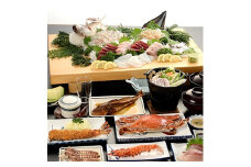 まるは食堂旅館 南知多豊浜本店　豪華御造り板盛付コース4名様用お食事券 まるは 食事券 まるは食堂旅館 ペア チケット 観光 レジャー 旅行 体験 食事 海鮮 魚介 魚介類 エビフライ お刺身 焼物 刺し身 刺身 旬の魚介 新鮮 地元の食材 おいしいエビフライ 旬の魚介 料理 コース コース料理 海の幸 ふるさと納税食事 ふるさと納税体験 豪華 ご褒美 おいしいお刺身 グルメ 人気 愛知県 南知多