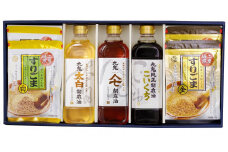 九鬼産業 ごま油三本＋すりごまセット 九鬼太白純正胡麻油  九鬼ヤマシチ純正胡麻油 九鬼純正胡麻油こいくち 600gﾍﾟｯﾄﾎﾞﾄﾙ 九鬼 二度焙煎すりごま 白 85g × 2袋 九鬼二度焙煎すりごま 金 70g × 2袋 セット 老舗 ゴマ油 胡麻油 ごま油 ドレッシング 調味料 料理 お祝い 贈答品 贈り物 ギフト ミシュラン 2つ星の割烹でも使用 四日市 四日市市 四日市市ふるさと納税 