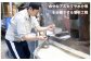 鹸化の具合を見ながら２日間ほど攪拌を行い、仕上げに塩を加えます（塩析工程）。さらに２日間寝かせると石けんの純度が高まります。
